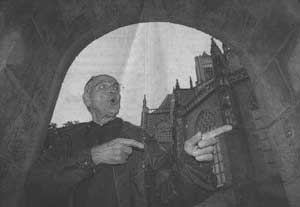 Horst Weber in 2001, showing the position (Sabelspoort) were he ordered to put up a machine gun near the Bridge